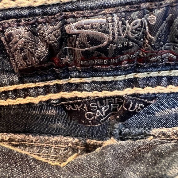 SILVER JEANS SUKI SURPLUS CAPRIS. Dark Wash. Back Flap Pockets w/Buttons.Size 27 - Picture 7 of 8